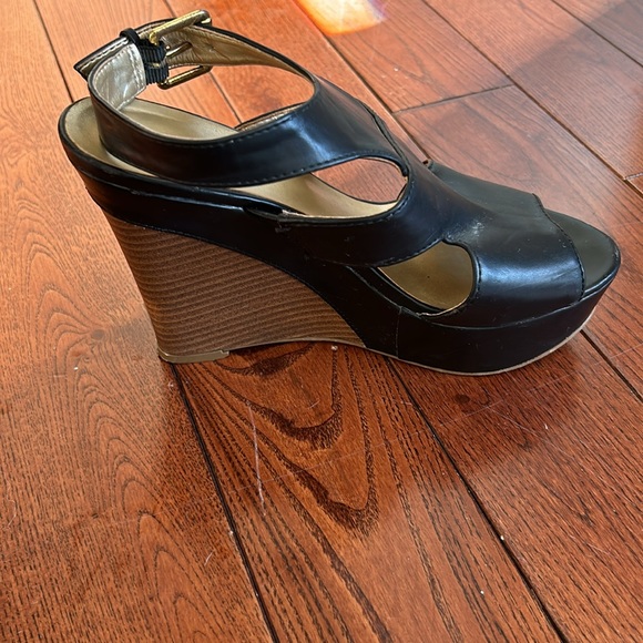 Guess Shoe - Picture 3 of 3